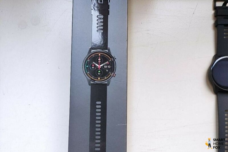 Man sieht die Verpackung der Xiaomi Mi Watch.